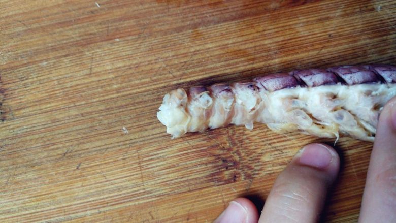 快速手剥皮皮虾,将颈部两侧的稍咬去一些，使上下两片壳分离