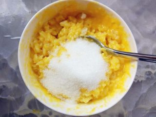 创意南瓜米饭煎蛋饼,加适量米饭和糖，拌匀。如果太稀不好成型，也可以再加少许淀粉