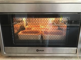 黄桃香酥面包,放入东菱烤立方进行二发，时间为30分钟。