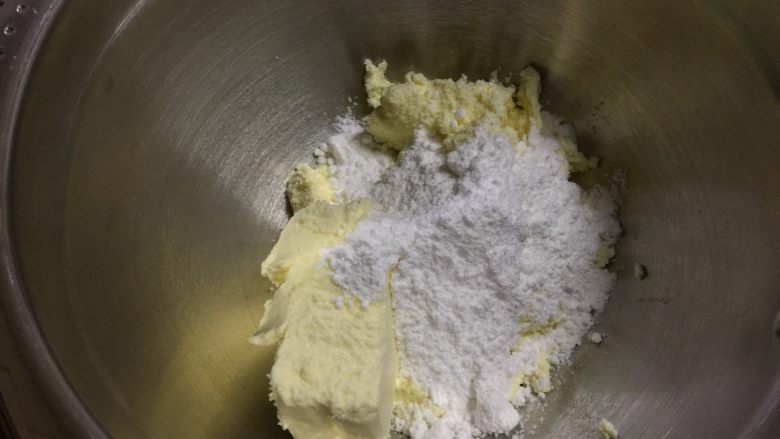 百香果冻芝士蛋糕,在打蛋盆中放入软化好的奶油奶酪和60克糖粉