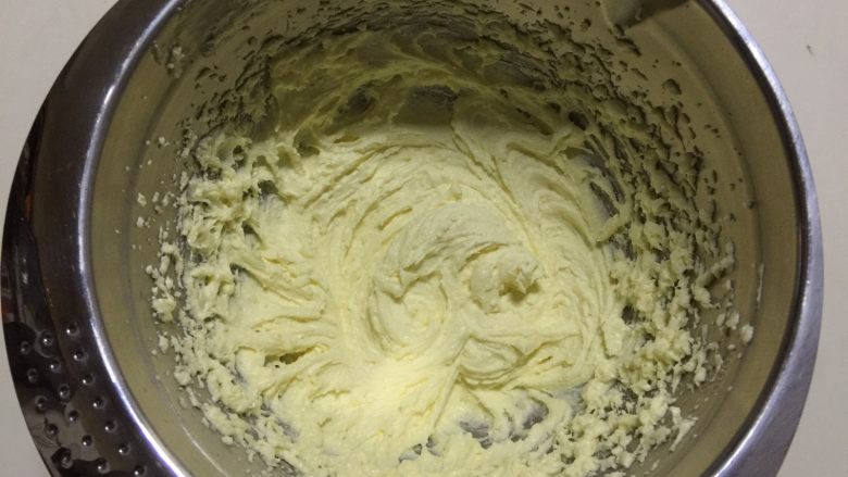 百香果冻芝士蛋糕,用电动打蛋器中速打发至完全融合，柔滑