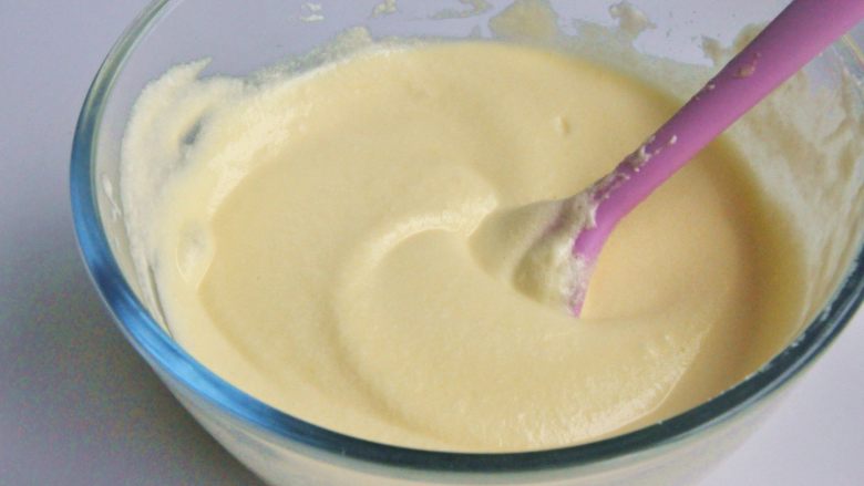 草莓慕斯蛋糕,用翻拌的手法，混合蛋白霜和蛋黄糊，均匀无杂质。