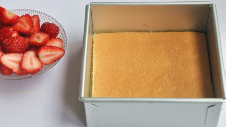 草莓慕斯蛋糕,将一样大的蛋糕片放在底部的油纸上。