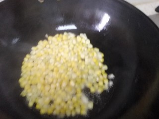 玉米火腿粒,锅烧热后，放入大蒜，炒出香味时放入玉米