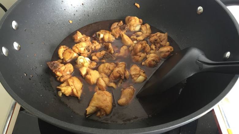黄焖鸡米饭,放开水、香菇水煮开5分钟