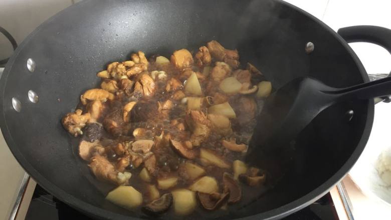 黄焖鸡米饭,放入土豆、香菇煮开关火
