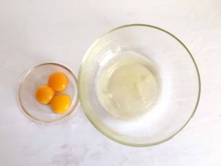 不用烤箱的黑米蛋糕嘛,鸡蛋蛋清蛋黄分离；

TIPS1：准备2个干净无水无油的大盆，
一个放蛋清一个放蛋黄，
放蛋清的盆要稍大些；