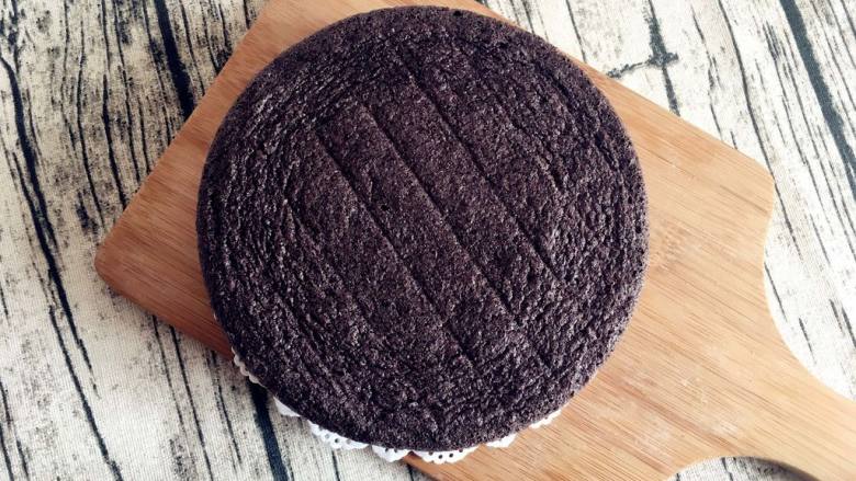 不用烤箱的黑米蛋糕嘛,蒸好的蛋糕非常漂亮
一点也不比烤箱烤出来的差