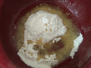 玫瑰鲜花饼,首先制作油酥，将低筋面粉和玉米油混合