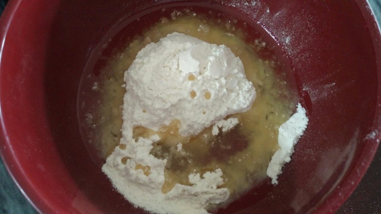 玫瑰鲜花饼,首先制作油酥，将低筋面粉和玉米油混合