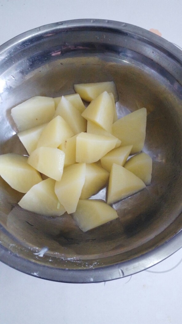 #地三鲜#(创建于11/5~2017),切成滚刀块的土豆用盐水浸泡片刻。