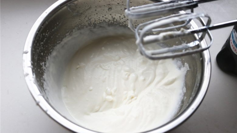火龙果酸奶双色慕斯,淡奶油加入15克白糖打发到6分发，大约是勉强可以流动的状态。