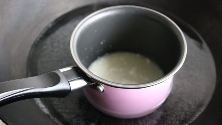 火龙果酸奶双色慕斯,吉利丁用凉水泡软，取一片，即5克，和一点点酸奶混合，用小奶锅隔水溶化，晾凉。