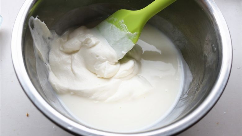 火龙果酸奶双色慕斯,混合好的酸奶吉利丁液，加入一半的淡奶油。