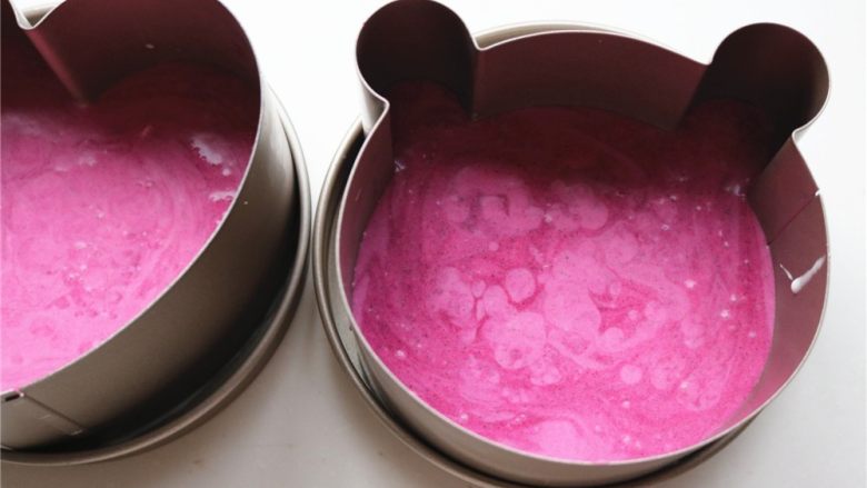 火龙果酸奶双色慕斯,把火龙果慕斯倒入模具，再次送入冰箱冷藏3个小时以上，彻底凝固就好了。
