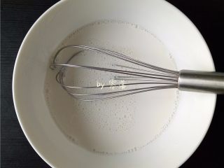 自制老酸奶,倒入少许牛奶，用手动打蛋器搅拌均匀；酸奶发酵剂彻底溶解到酸奶里，即可停止搅拌；
