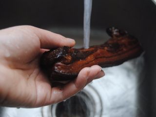 蒜苔熏肉,1.熏肉取出用热水冲洗干净表面的浮灰