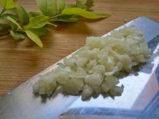 蒜香蛤蜊,大蒜切成细碎备用。