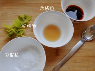 蒜香蛤蜊,加入酱油、料酒、食盐，纯净水。