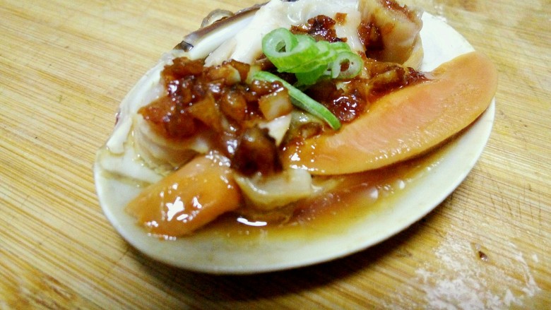 蒜香蛤蜊,炒好的蒜汁浇在蛤蜊上撒上葱花。