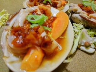 蒜香蛤蜊,将少许热油浇在蛤蜊上即可。