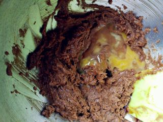黑糖栗子磅蛋糕,将打散的蛋液分几次倒入，每次都搅打至完全混合后，再加入下一次
