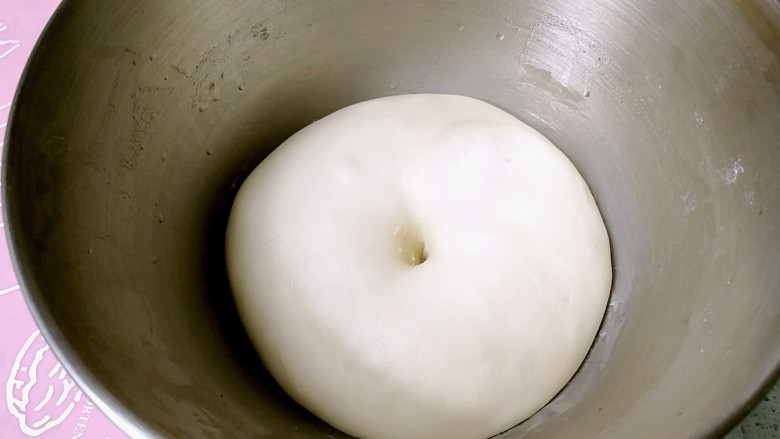 酥皮苹果小餐包,发酵至2倍大，中间戳个洞不会回缩，就发好了。
