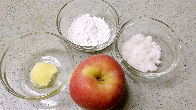 酥皮苹果小餐包,发酵的时候来做馅料。把材料准备好。