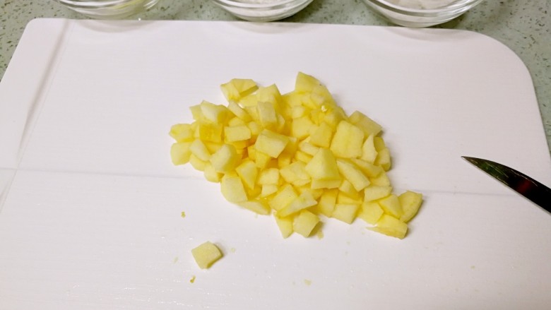 酥皮苹果小餐包,苹果切成细丁。