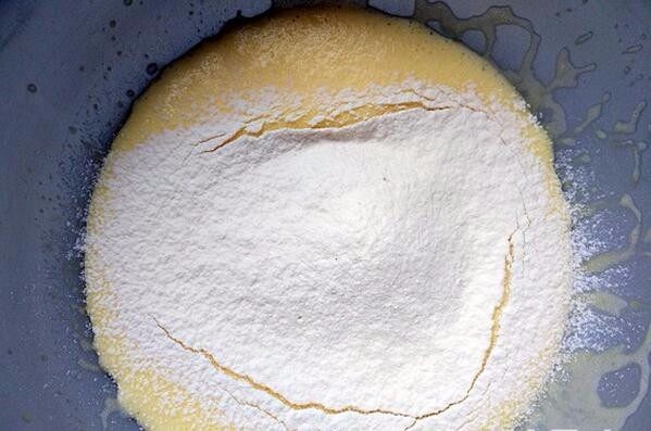 黄桃奶油蛋糕卷,筛入低筋粉拌匀成细腻状态，备用