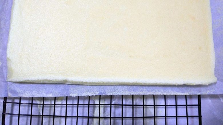 黄桃奶油蛋糕卷,撕掉油纸，放在晾网上晾凉