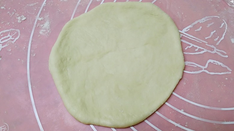 酥皮苹果小餐包,取一个小面团，用擀面杖擀成小圆饼状。
