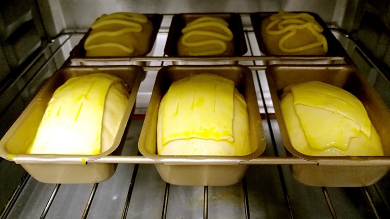 酥皮苹果小餐包,刷上全蛋液，入烤箱，180度，20分钟。