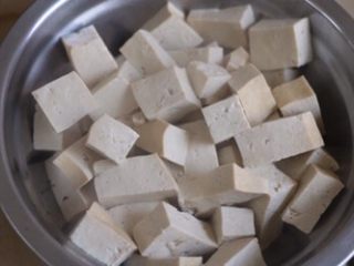 不加盐的蚝汁豆腐,豆腐切成小块，用热水焯一下备用。