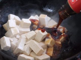 不加盐的蚝汁豆腐,放入蚝油。搅拌均匀，稍微炒下，粘稠上色，出锅即可