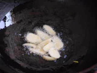 不加盐的蚝汁豆腐,油热后放入大蒜碎，小火煸香。