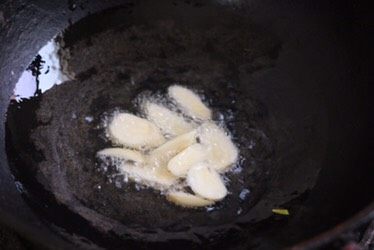 不加盐的蚝汁豆腐,油热后放入大蒜碎，小火煸香。