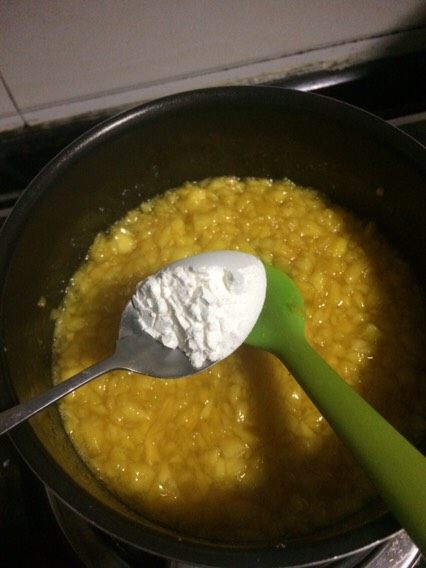 芒果流心蛋糕,等芒果泥煮到开始出水分就可以关火然后放入一勺栗粉搅拌放凉后放入冰箱待用