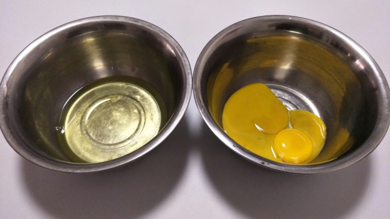 魔法蛋糕,蛋清蛋黄分离。(蛋清盆必须无油无水不然影响打发。)