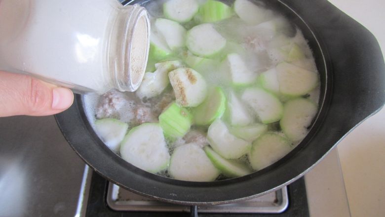 瓠子粉丝汆丸汤,加入适量的盐和胡椒粉调味；