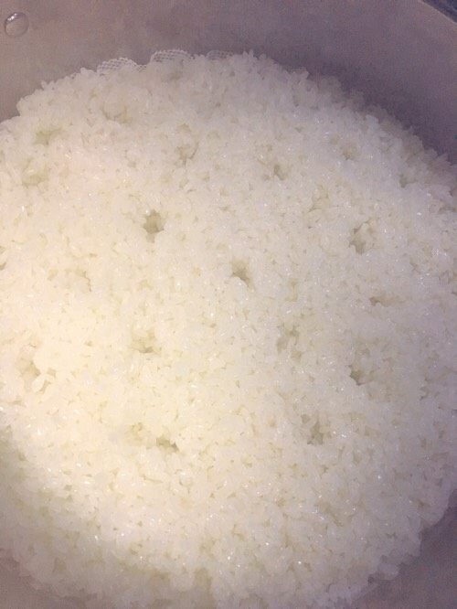 酒酿,这是蒸熟后的糯米的，如果不会辩别可以用手去拿一粒米来捏一下。如果中间没有硬状出现，那就说明糯米已经蒸熟了。