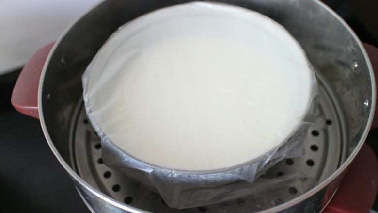 抹茶冰皮月饼,拌匀之后盖上保鲜膜，放入已经烧开水的蒸锅内，蒸25分钟