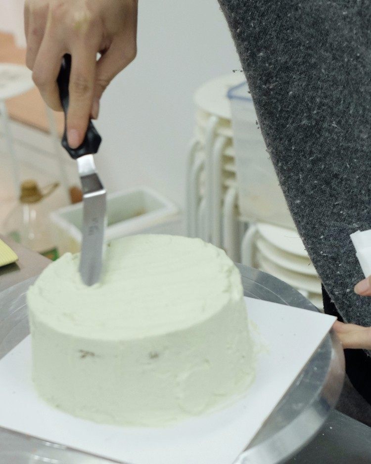 抹茶棋格蛋糕,最后将奶油涂抹在蛋糕外面抹成想要的样子就可以了