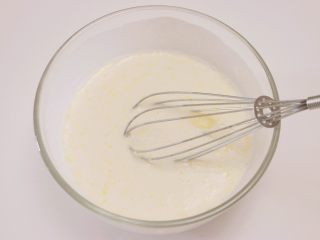 甜心可可麻薯馒头,倒入牛奶和融化的黄油，用手动打蛋器搅拌成均匀的面糊