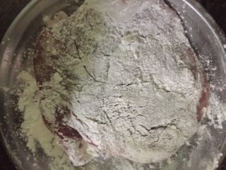 香酥炸猪排,
腌好后给猪排裹上一层薄薄的淀粉