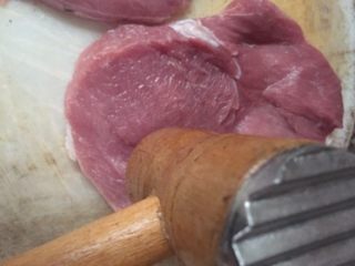 香酥炸猪排,从里脊肉底部水平横切，切出肉片，用敲肉锤或者刀背将肉片拍松散；
