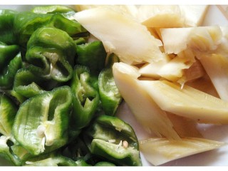 香辣牛肠,期间准备螺丝椒和泡菜，都用滚刀切成大小不足3厘米条块备用。