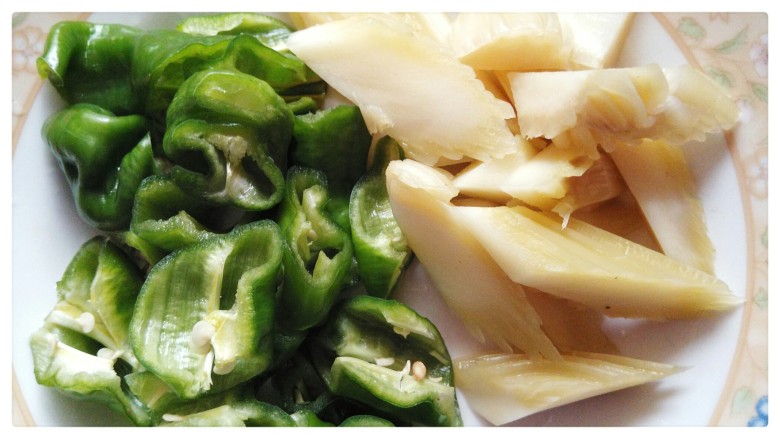 香辣牛肠,期间准备螺丝椒和泡菜，都用滚刀切成大小不足3厘米条块备用。