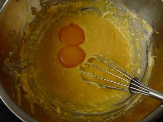 芒果奶酪蛋糕,分两次加入蛋黄，拌细滑