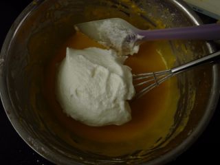 芒果奶酪蛋糕,蛋白霜分几次加入面糊里
